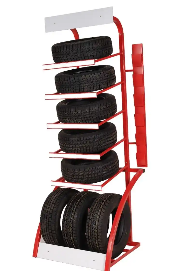 Exhibidor vertical de metal rojo con seis niveles, diseñado para almacenar y mostrar llantas o neumáticos, con espacio superior e inferior para señalización.