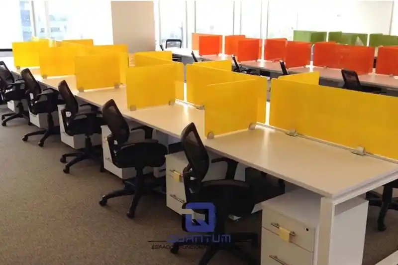 Muestras de diferentes materiales y acabados para estaciones de trabajo: madera, melamina, metal y vidrio, con opciones de color.