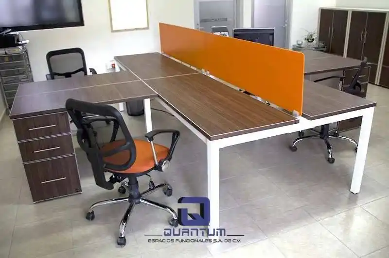 Oficina ejecutiva con una estación de trabajo grande y elegante, materiales premium y vista panorámica en Santa Fe, Ciudad de México.