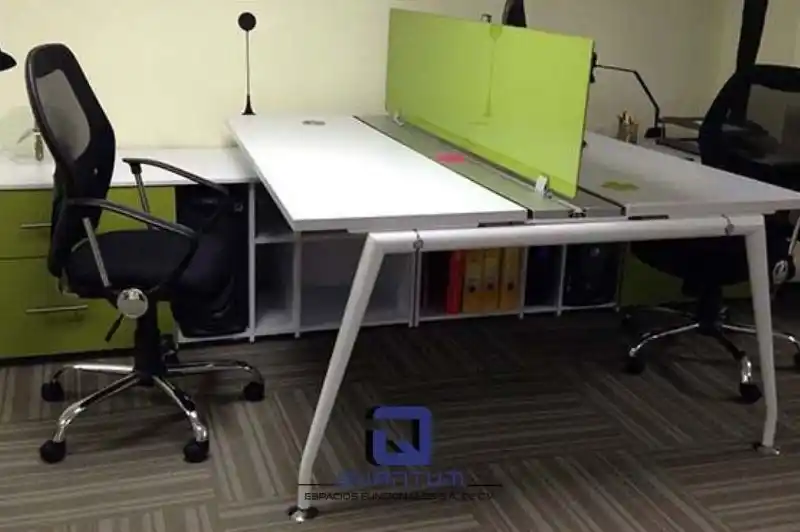 Estación de trabajo especializada en un laboratorio o estudio de diseño, con equipamiento específico y organización funcional.