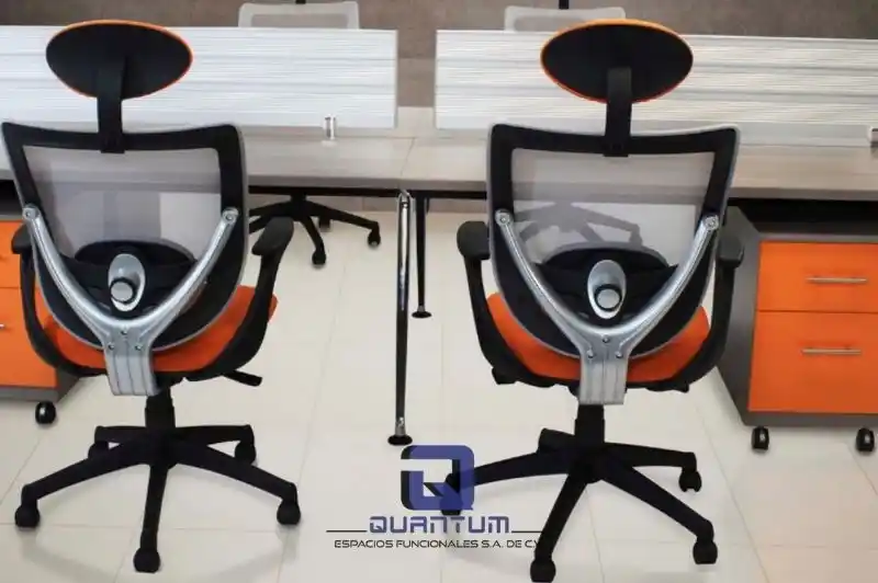 Estación de trabajo individual con silla ergonómica y organización funcional, ideal para la productividad en oficinas de Guadalajara.