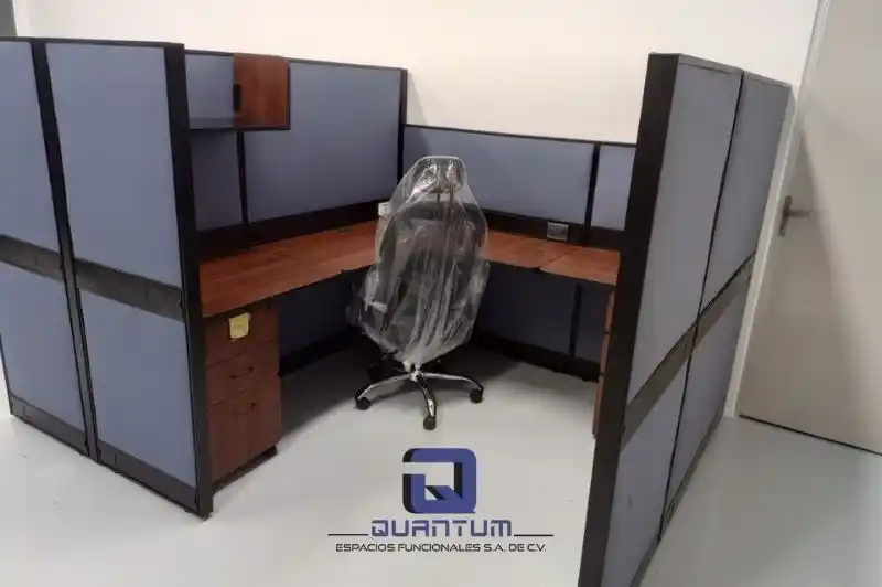 Oficina ejecutiva con una estación de trabajo grande y elegante, materiales de alta calidad y un diseño imponente.