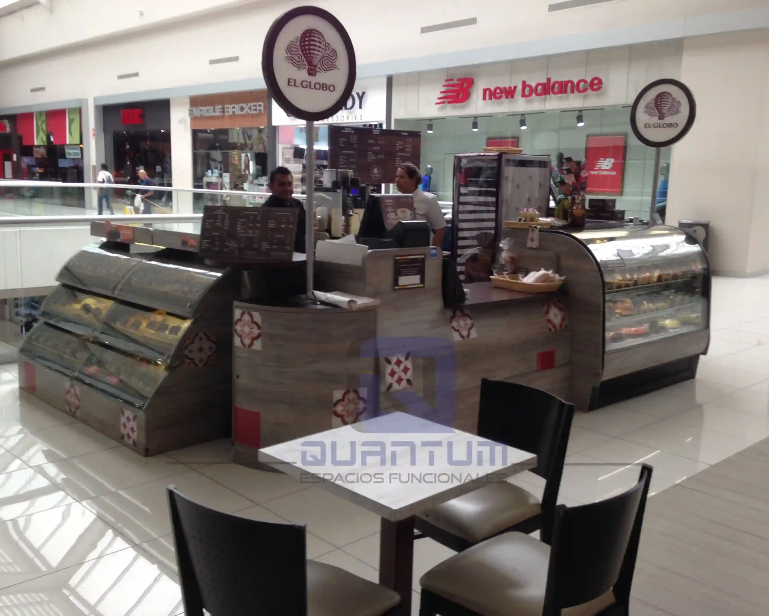 Estación de trabajo especializada en un laboratorio o estudio de diseño, con equipamiento específico y organización funcional.