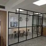 Mamparas de Aluminio para Divisiones Duraderas en Oficinas Divisiones de oficina con mamparas de aluminio y paneles opacos, mostrando una solución duradera y de bajo mantenimiento.