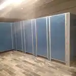 Mamparas de Acero Inoxidable para Áreas de Alto Tráfico Guadalajara Mamparas de acero inoxidable instaladas en un vestidor de gimnasio en Guadalajara, mostrando su resistencia a la corrosión y durabilidad.