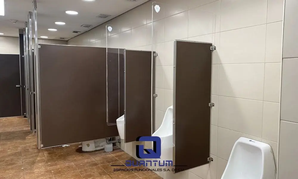 Mamparas funcionales modulares para reconfiguración rápida de espacios en eventos y exposiciones.