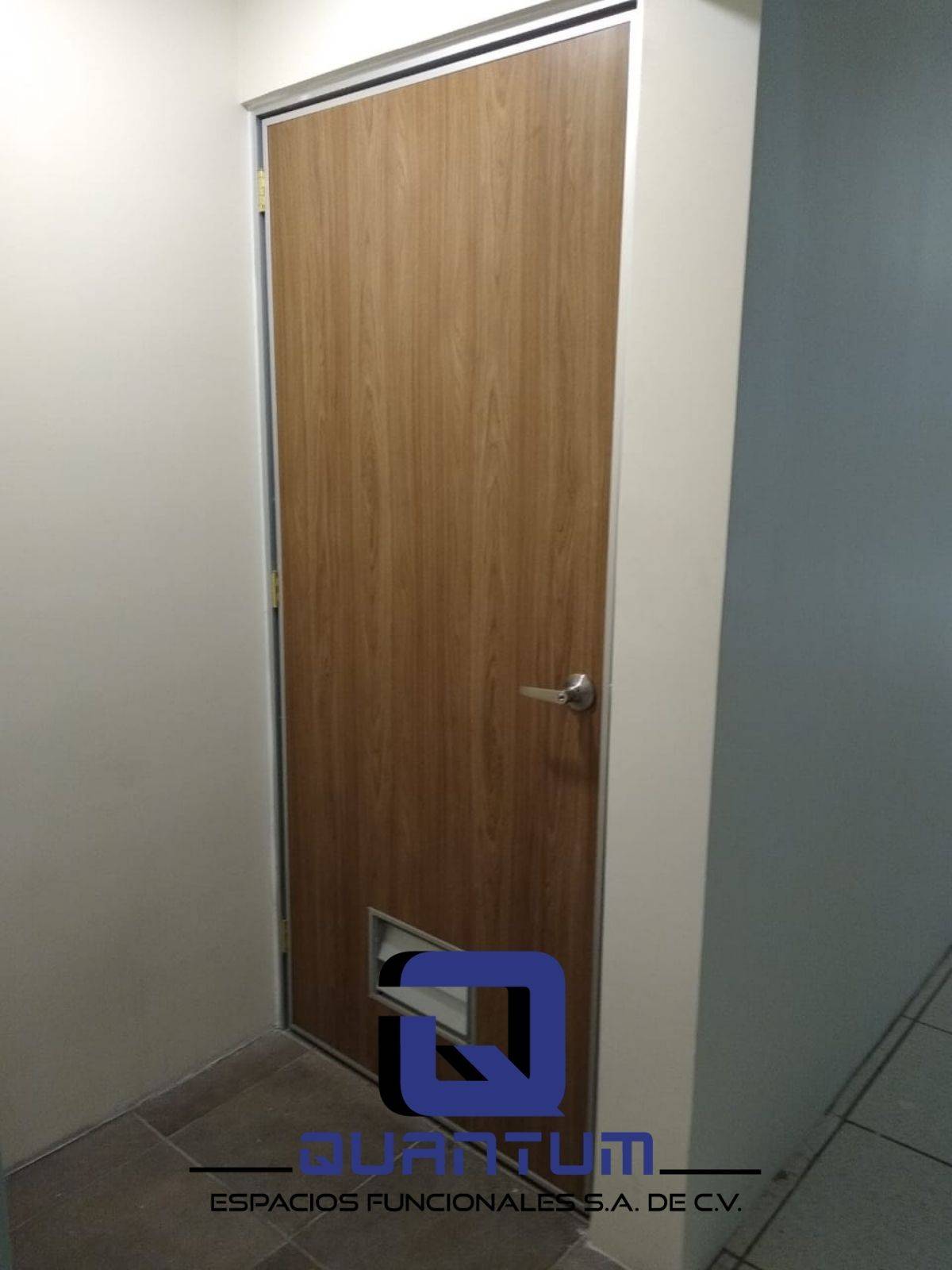 Mamparas de vidrio templado de alta calidad, diseñadas para ofrecer durabilidad y estilo en cualquier baño