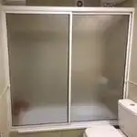 Mamparas de Acrílico para Espacios Luminosos y Creativos Mamparas de acrílico translúcidas en un estudio de diseño, aportando luminosidad y un toque moderno al ambiente.