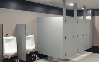 Mamparas de Sólido Fenólico para Hospitales y Clínicas Mamparas de sólido fenólico instaladas en baños de hospital, garantizando máxima higiene y durabilidad para entornos sanitarios.