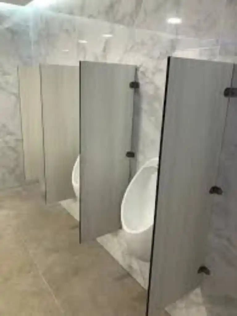 Mamparas de Sólido Fenólico para Oficinas Corporativas Mamparas de sólido fenólico en baños de oficinas corporativas, aportando elegancia y funcionalidad.