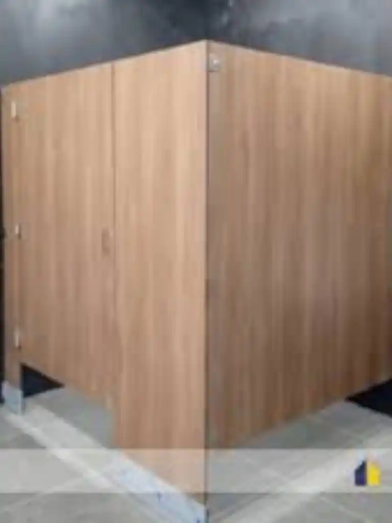 Diseño de Interiores con Mamparas de Sólido Fenólico Render de diseño de interiores mostrando la integración estética de mamparas de sólido fenólico en un espacio moderno.