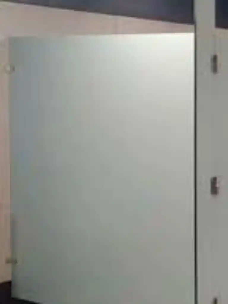 Herrajes de Acero Inoxidable para Mamparas de Sólido Fenólico Detalle de herrajes de acero inoxidable utilizados en la instalación de mamparas de sólido fenólico, garantizando durabilidad.