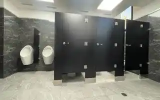 Mamparas de Sólido Fenólico Antihumedad y Antibacterianas Mamparas de sólido fenólico con propiedades antihumedad y antibacterianas, ideales para ambientes de alta exigencia sanitaria.