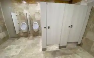 Diseño Personalizado en Mamparas de Sólido Fenólico Variedad de colores y acabados en mamparas de sólido fenólico, permitiendo un diseño personalizado para cada proyecto.