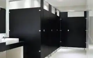 Resistencia y Durabilidad en Mamparas de Sólido Fenólico Detalle de la superficie de mamparas de sólido fenólico, mostrando su alta resistencia al impacto y la humedad.