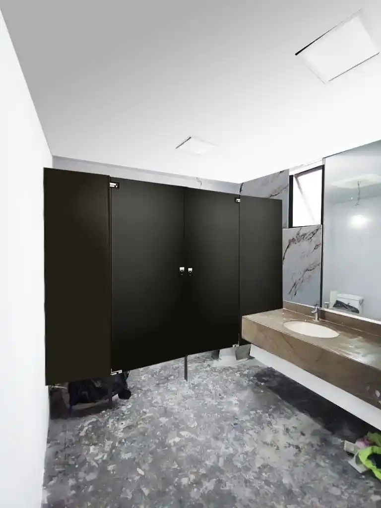 Mamparas de Sólido Fenólico: Limpieza y Mantenimiento Fácil Superficie lisa y no porosa de mamparas de sólido fenólico, demostrando su facilidad de limpieza y bajo mantenimiento.