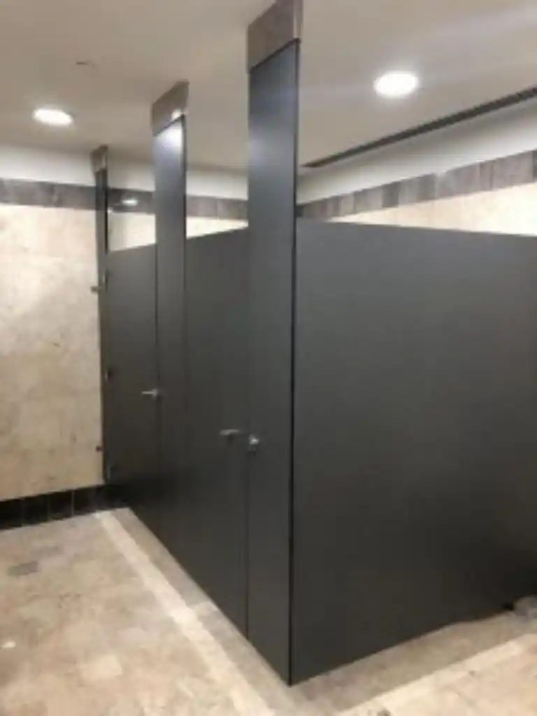 Soluciones de Mamparas de Sólido Fenólico para Vestidores Vestidores de gimnasio con mamparas de sólido fenólico, ofreciendo privacidad y resistencia en áreas húmedas.