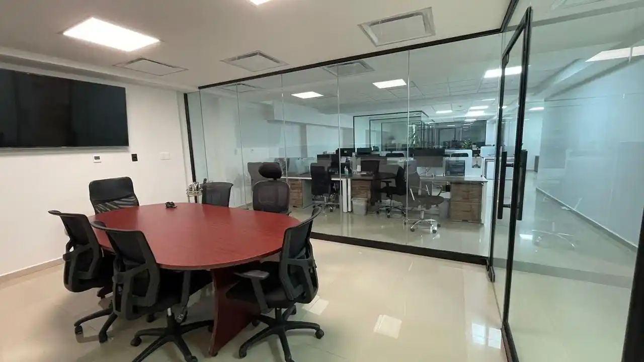 Soluciones de Mamparas para Oficinas Pequeñas Oficina pequeña optimizada con mamparas divisorias, creando un espacio de trabajo eficiente y privado.