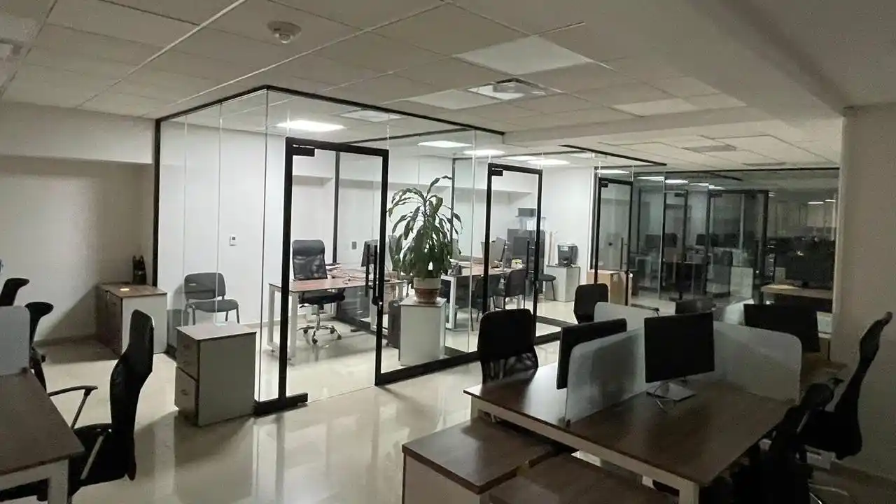 Mamparas de Aluminio para Oficinas Corporativas Mamparas de aluminio con paneles de cristal en oficinas corporativas, aportando un estilo elegante y profesional.