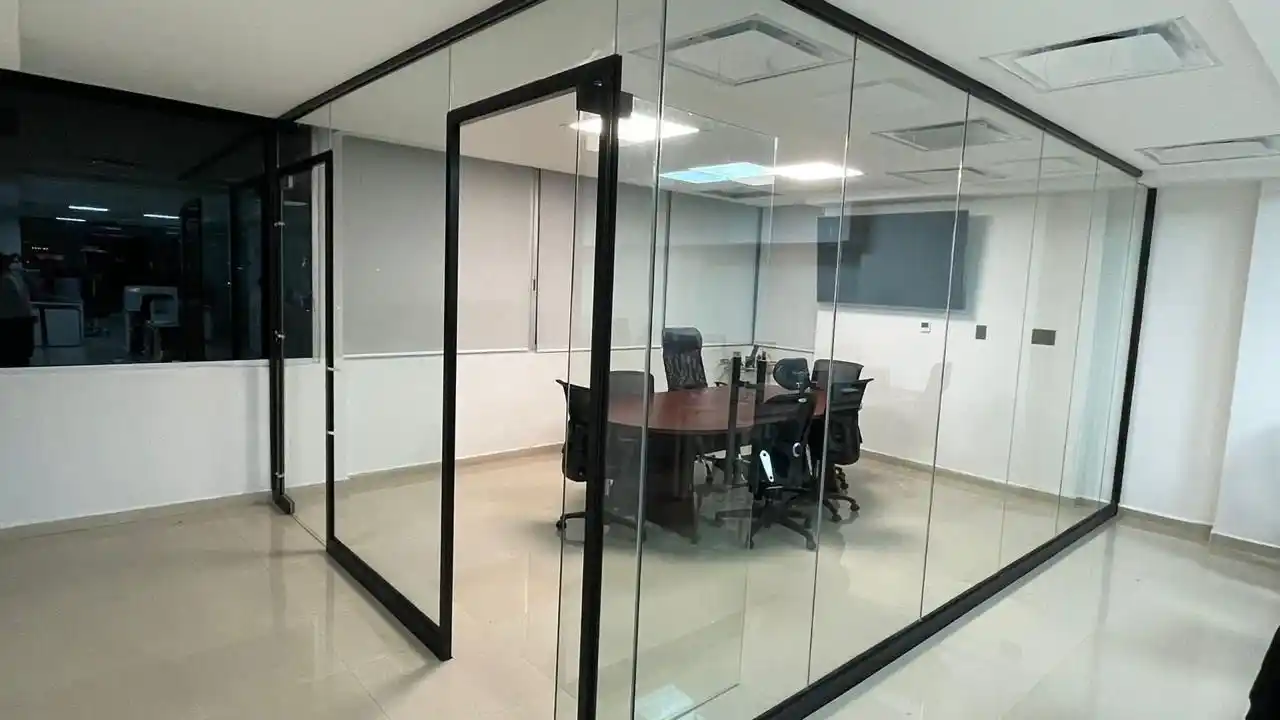 Mamparas Modulares para Oficinas Flexibles Guadalajara Espacio de oficina en Zapopan, Guadalajara, con mamparas modulares que permiten reconfiguración y flexibilidad.