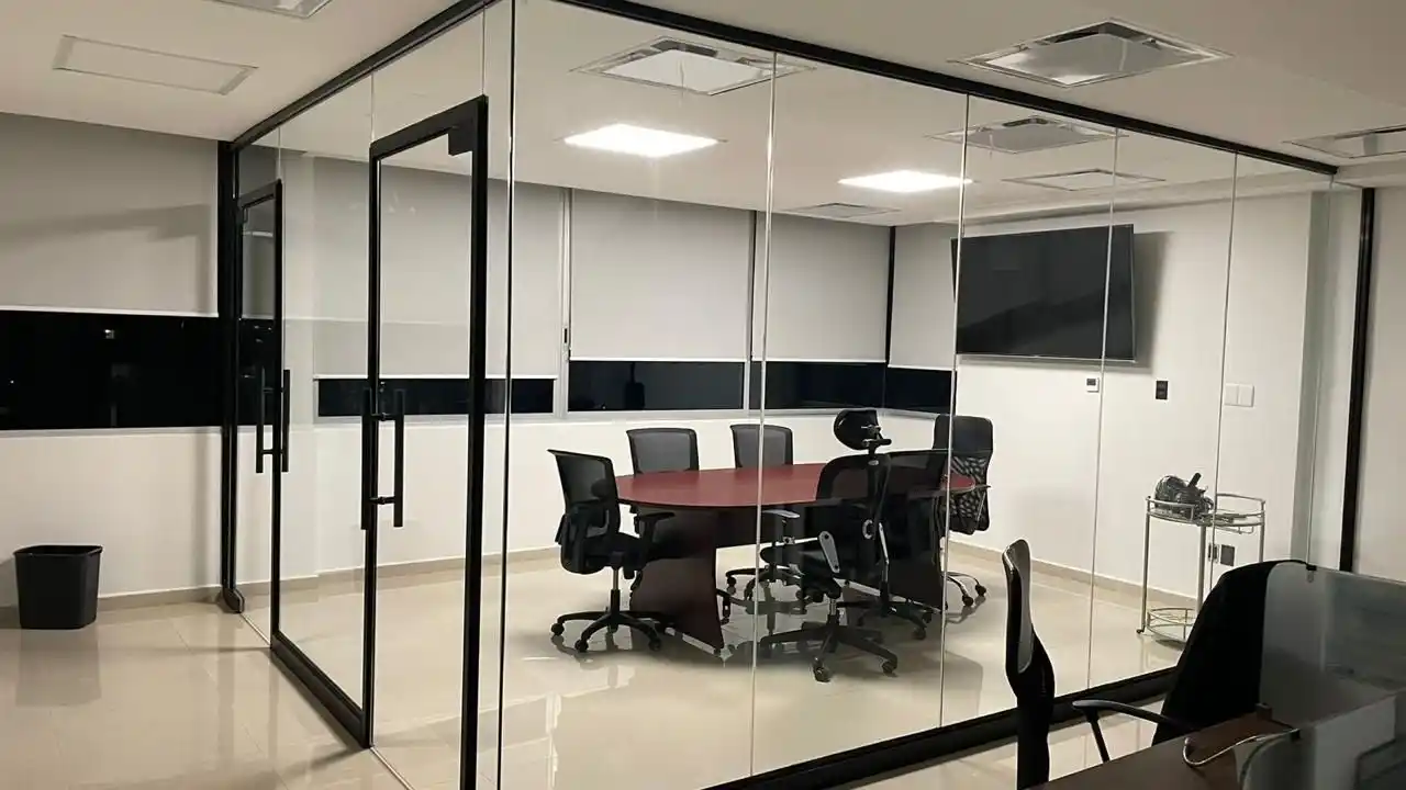 Mamparas de Cristal para Oficina Moderna en CDMX Diseño e instalación de mamparas de cristal para oficina moderna en Polanco, CDMX, maximizando la luz.