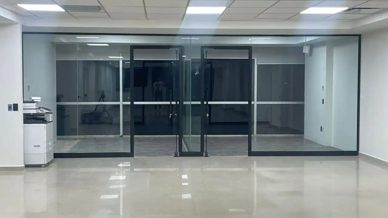 Mamparas con Puerta para Oficinas Privadas Mampara de cristal con puerta integrada, creando una oficina privada luminosa y funcional.