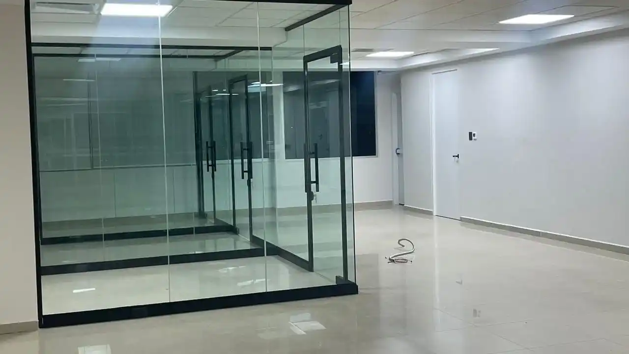 Mamparas de Piso a Techo para Máxima Privacidad Mamparas de oficina de piso a techo que ofrecen máxima privacidad y aislamiento visual en despachos.