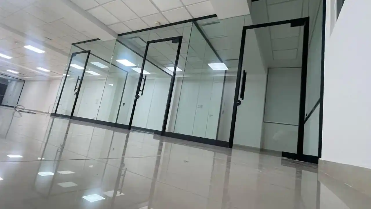 Diseño de Interiores con Mamparas para Oficina Render o foto de diseño de interiores mostrando la integración estética de mamparas en un ambiente de oficina moderno.