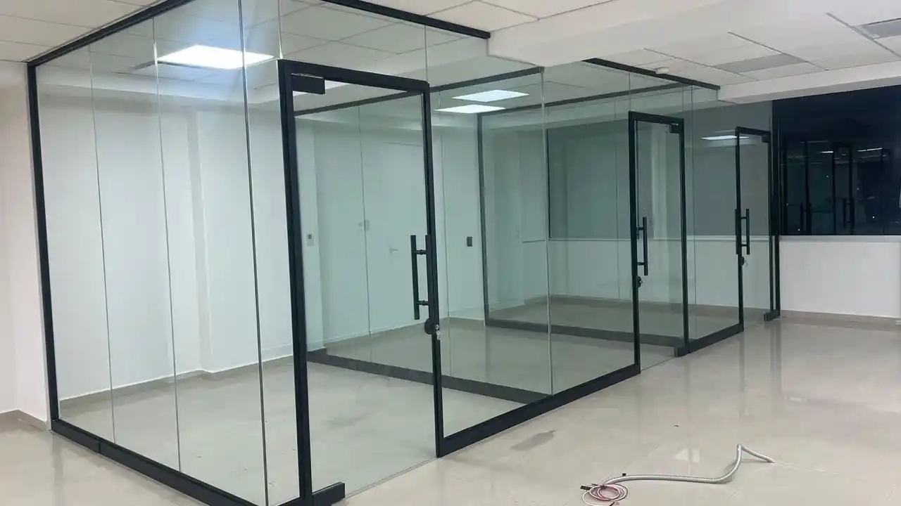 Herrajes de Calidad para Mamparas de Oficina Detalle de herrajes de acero inoxidable de alta calidad utilizados en mamparas de oficina, garantizando durabilidad.