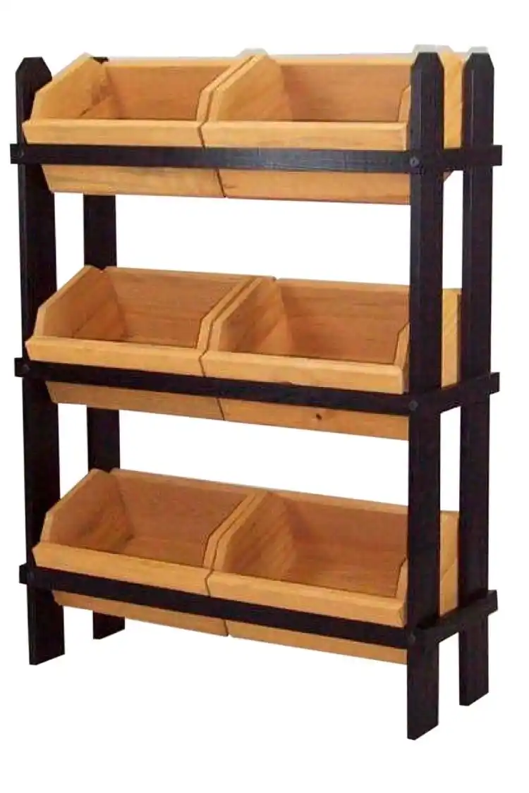 Exhibidor comercial de tres niveles con cestas inclinadas de madera clara y estructura de madera oscura, ideal para frutas, verduras o productos a granel en tiendas y supermercados.
