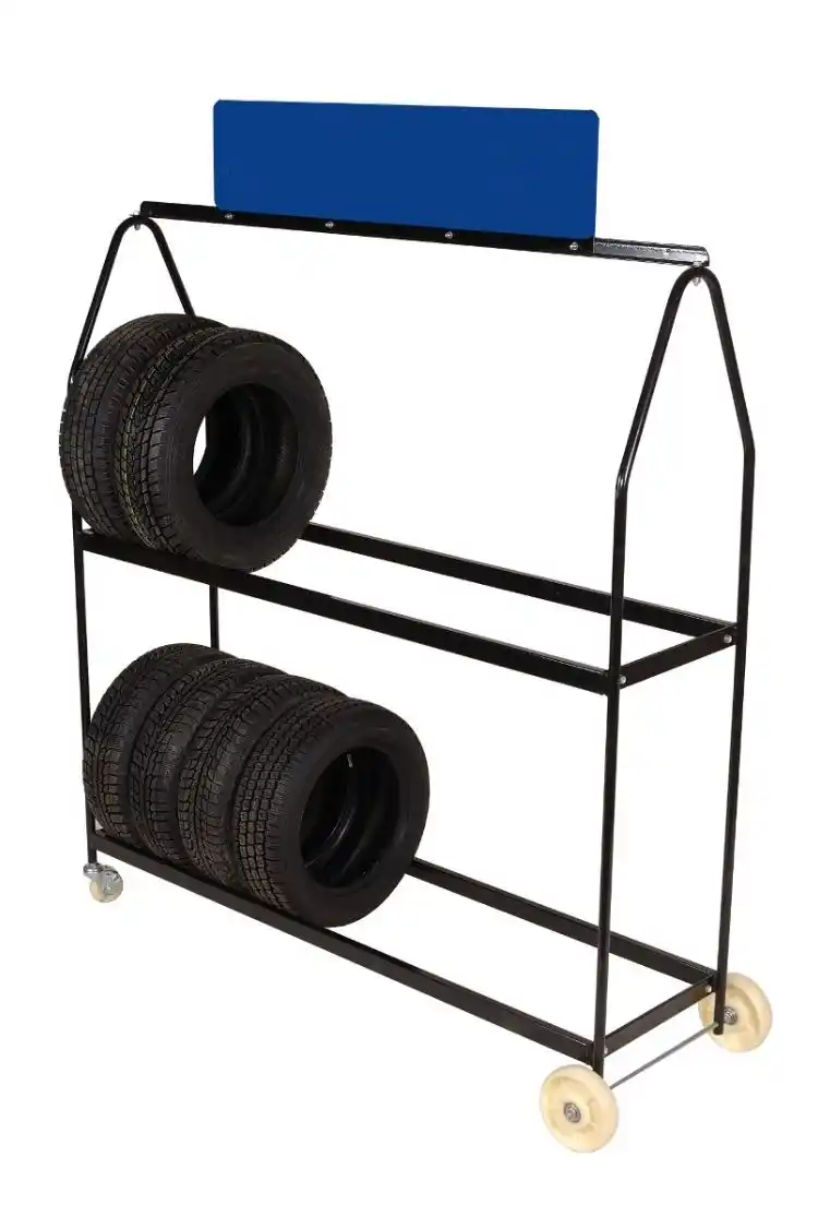Carro o rack de exhibición móvil de metal negro con dos niveles, diseñado para almacenar y mostrar llantas o neumáticos, con un panel superior azul para señalización.