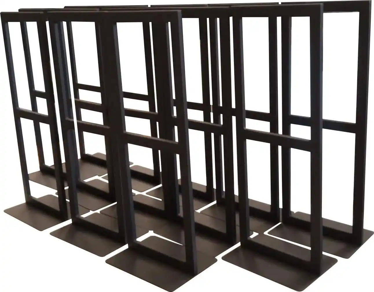 Serie de exhibidores metálicos de color negro, con diseño modular y bases estables, ideales para mostrar productos o paneles en tiendas y ferias.