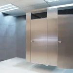 Mamparas sanitarias de acero inoxidable instaladas en un centro de salud de la Ciudad de Puebla.
