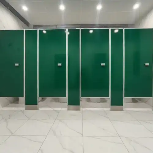 Cubículos de baño con mamparas de acero esmaltado en un tono verde
