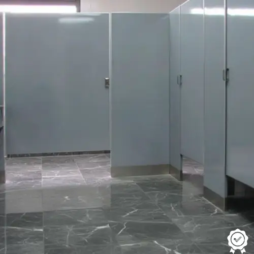 Mamparas esmaltadas de colores vibrantes para espacios creativos.