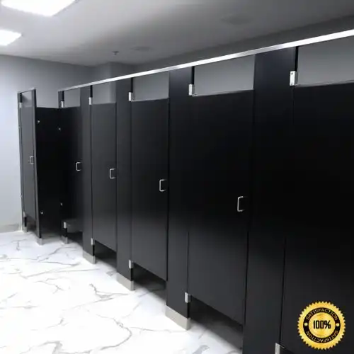 Fila de cubículos de baño con mamparas sanitarias en color Negras