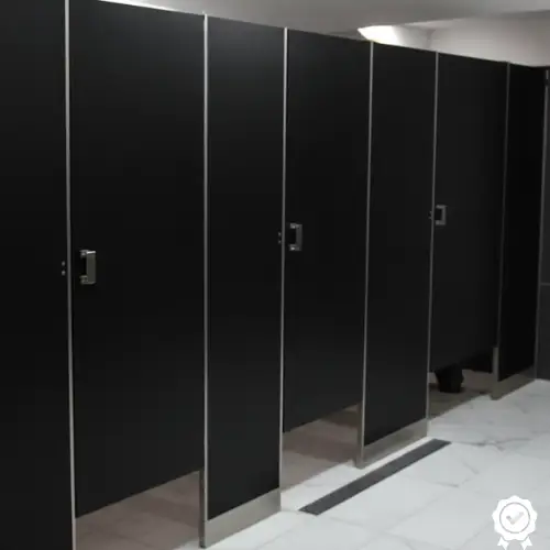 Mamparas sanitarias para baños públicos en Hidalgo. Ideales para baños de alto tráfico en negocios y comercios.