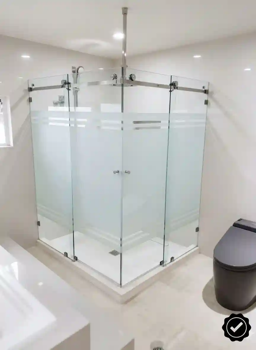 Cancel de Baño Esquinero Corredizo con Cristal Esmerilado Naucalpan Cancel de baño de cristal templado esquinero (90 grados) con sistema corredizo y franja esmerilada para privacidad, ideal para optimizar espacio en baños de Tultitlán, Atizapán de Zaragoza y Huixquilucan, Estado de México.