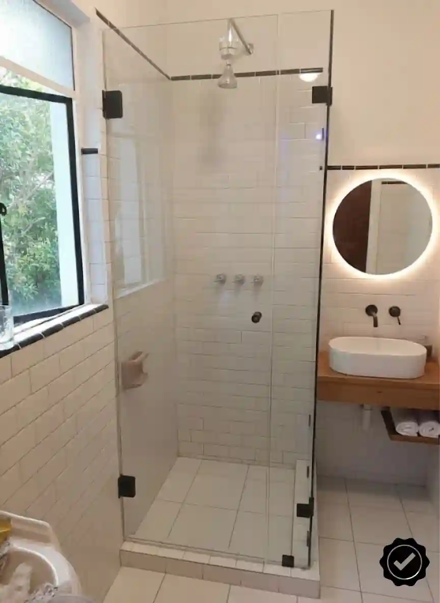 Cancel de Baño Abatible Cristal Templado con Herrajes Negros Matepec Edomex Cancel de baño de cristal templado transparente con puerta abatible y herrajes negros, ideal para baños modernos con azulejo tipo metro en municipio Metepec, Estado de México.