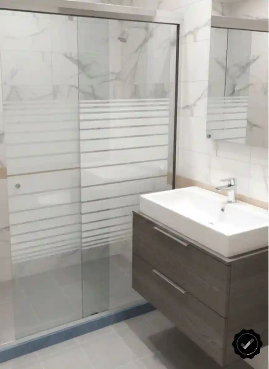 Cancel de Baño Corredizo de Cristal con Diseño Esmerilado Edomex Cancel de baño de cristal templado corredizo con perfilería negra y franjas horizontales esmeriladas para mayor privacidad en el área de regadera, ideal para departamentos en Ecatepec, Nezahualcóyotl y Chimalhuacán, Estado de México.