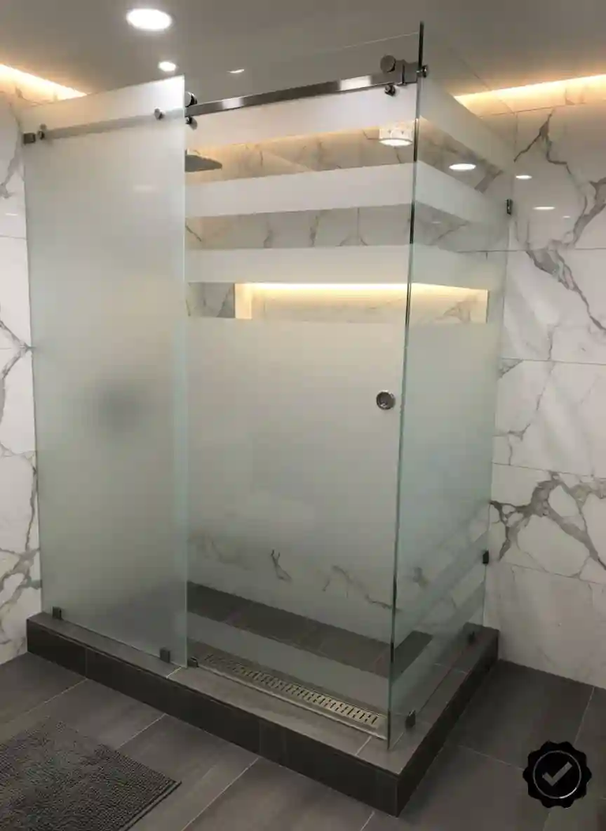 Cancel de Baño Corredizo de Lujo Cristal Esmerilado Templado Edomex Cancel de baño de cristal templado corredizo de piso a techo con diseño de privacidad esmerilado y herrajes de acero inoxidable, ideal para residencias de lujo en Metepec, Calimaya, San Mateo Atenco y Toluca, Estado de México.