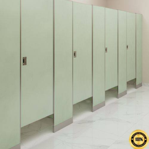 Instalación de mamparas esmaltadas negras para baños de oficinas en Ciudad de México, con un diseño moderno y herrajes de acero inoxidable para alta durabilidad.