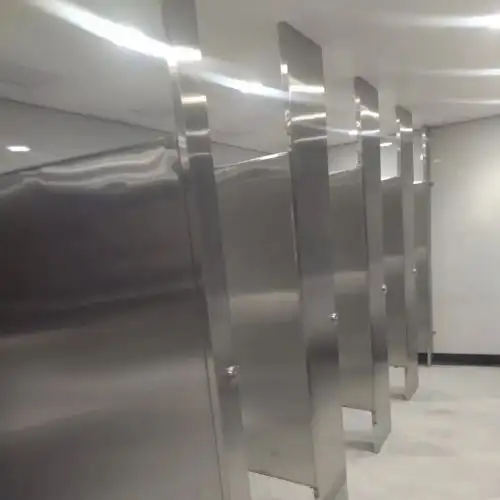 Instalación profesional y venta de mamparas de acero inoxidable para proyectos de alto diseño y resistencia en el corredor industrial de Apizaco y Huamantla.