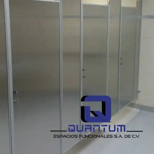 Instalación de mamparas sanitarias de acero inoxidable de alta durabilidad y resistencia en el Corredor Industrial Apizaco-Huamantla, Tlaxcala.