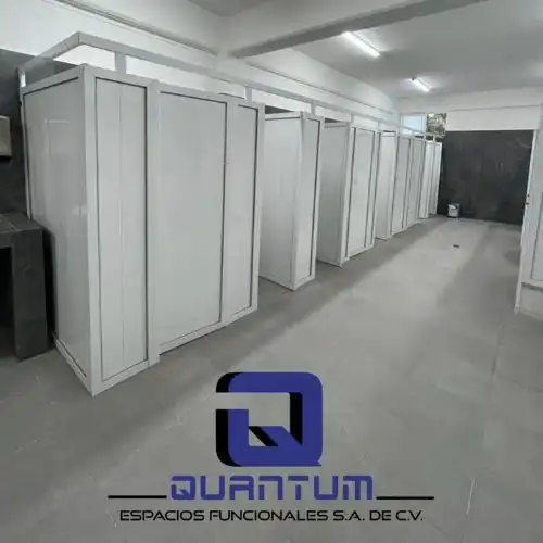 Venta y fabricación de mamparas de aluminio ligeras y resistentes a la corrosión para vestidores y sanitarios en empresas de Huamantla y zonas industriales de Tlaxcala.