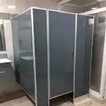 Venta e instalación de mamparas porcelanizadas de alta higiene y fácil desinfección para laboratorios y hospitales en Apizaco y Tlaxcala Centro.