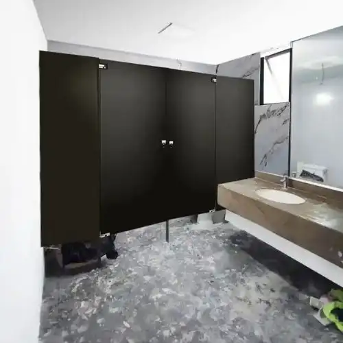 Mamparas sanitarias fenólicas de diseño en color negro, ideales para centros ejecutivos, plazas y oficinas de alto nivel en Tlaxcala Centro y Apizaco. 
