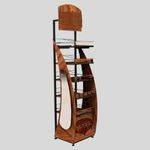 Exhibidor comercial vertical de diseño moderno con estantes y acabados en madera café y estructura metálica negra, ideal para tiendas y puntos de venta en Guadalajara.