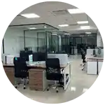 Diseño de oficina moderna con divisiones modulares de mamparas de vidrio y perfiles metálicos, creando cubículos funcionales en Colinas de San Javier, Zapopan.