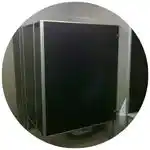 Detalle de mamparas esmaltadas en color negro profundo con marco metálico, ideales para sanitarios de alto diseño en complejos residenciales de lujo como El Cielo Country Club.